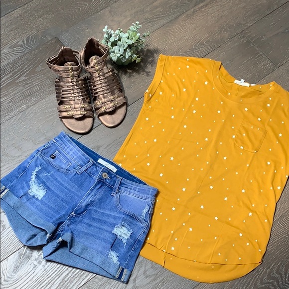 Tops - ✨ Ultra soft tee with pocket